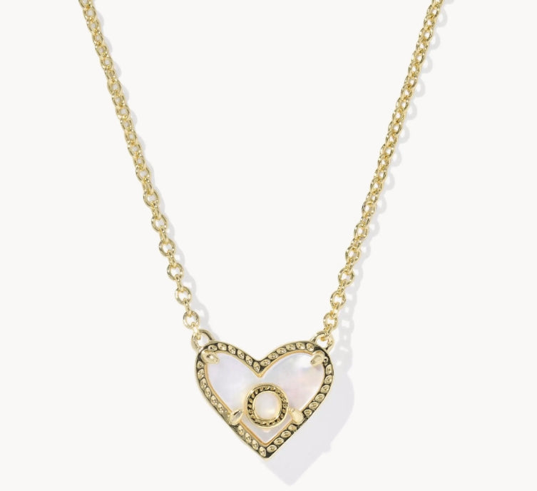 KENDRA SCOTT- Heart Gold Letter Pendant Necklace in Ivory Mother of Pearl