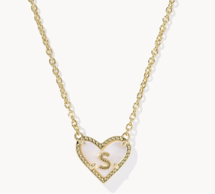 KENDRA SCOTT- Heart Gold Letter Pendant Necklace in Ivory Mother of Pearl