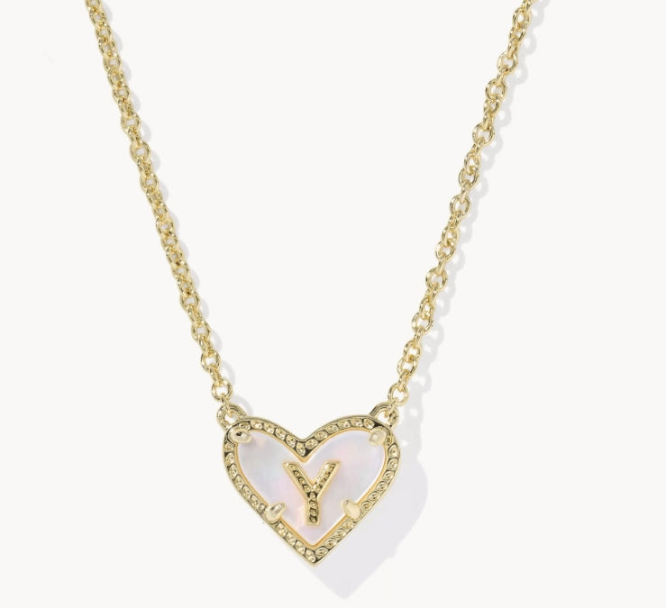 KENDRA SCOTT- Heart Gold Letter Pendant Necklace in Ivory Mother of Pearl