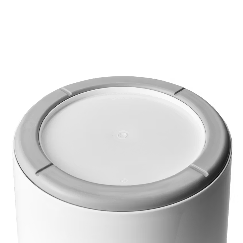 YETI- Loadout Bucket in White/Blue